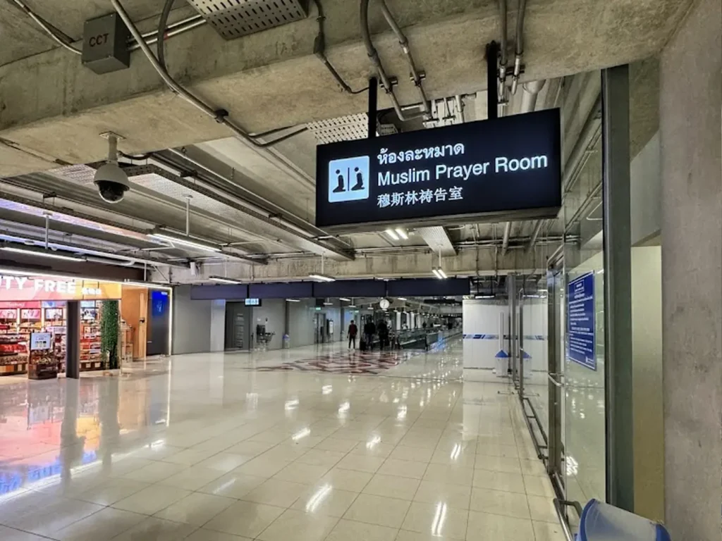 Sign directing to the Muslim prayer room at Bangkok Airport.